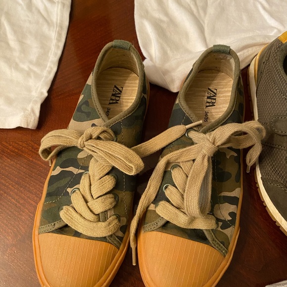 Bundle of t-shirts and 2 sneakers boys size 8-10 good condition - Picture 6 of 7